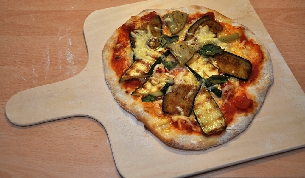 Pizza mit gegrilltem Gemüse 