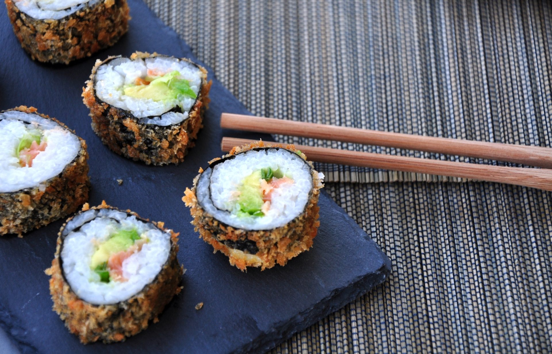Frittierte Age-Sushi &amp; Uramaki-Sushi mit Sesam und Lachs › Treffpunkt ...
