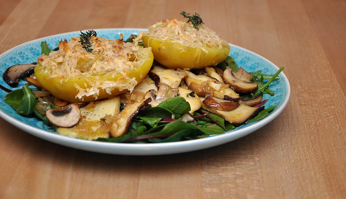 Gratinierte Taleggio-Kartoffeln auf Salat und Pilzen › Vogels Küche